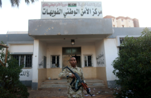 Un garde de sécurité armé se tient devant un poste de police à Benghazi, le 4 décembre 2014