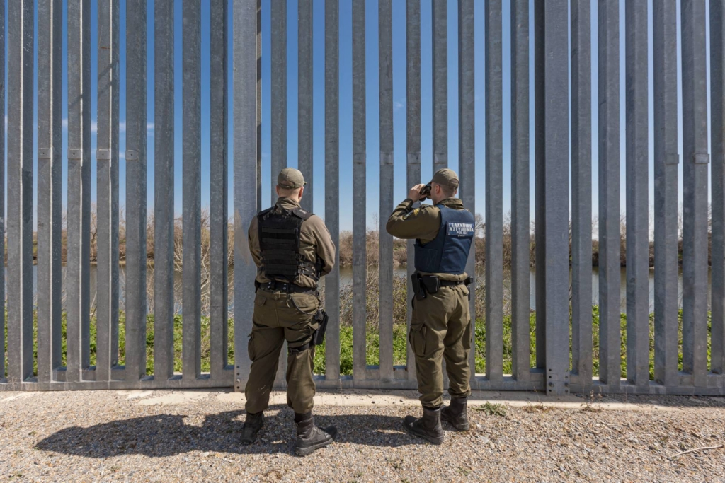 Cinq outils numériques utilisés aux frontières contre les personnes exilées