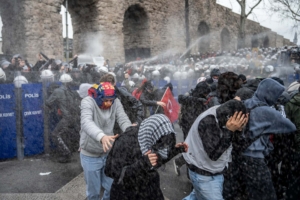 Violente répression durant les manifestations en Turquie, à la suite de l'arrestation du maire d'Istanbul
