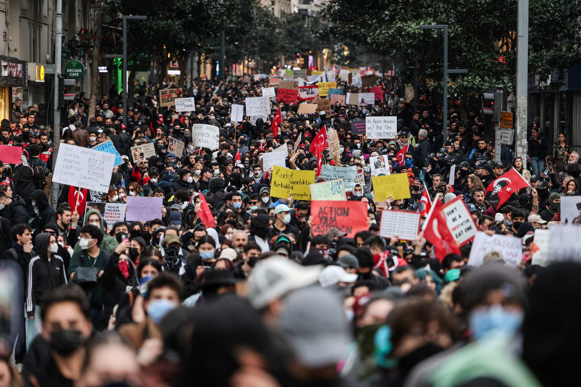manifestation contre l'arrestation du maire d'Istanbul, Ekrem Imamoglu, dans le cadre d'une enquête pour corruption, à Istanbul.