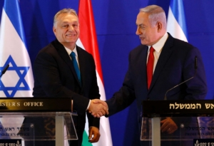 Le Premier ministre hongrois Viktor Orbán et le Premier ministre israélien Benjamin Netanyahou se serrent la main lors d'une conférence de presse après leur rencontre à Jérusalem le 19 février 2019