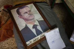 Un portrait du président syrien Bashar al-Assad est photographié avec son cadre brisé, dans un bâtiment de la Direction de la sécurité politique du régime syrien à la périphérie de la ville centrale de Hama, après la prise de la zone par les forces anti-gouvernementales, le 7 décembre 2024. Omar Haj Kadour / AFP