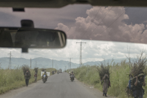 Avril 2023, des déplacés du camp de Sake ayant fui l'avancée du M23 font des km pour ramasser du bois.