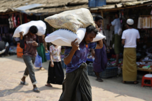 Des réfugiés rohingyas portent des fournitures, Cox's Bazar, Bangladesh