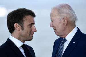 JAPON- HIROSHIMA - 20/05/2023 : le président français Emmanuel Macron (G) s'entretient avec le président américain Joe Biden après une photo de famille des dirigeants du G7 et des pays invités lors du sommet des dirigeants du G7.
© Brendan SMIALOWSKI / POOL / AFP
