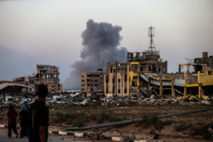 DEIR AL-BALAH, GAZA - 3 JUIN : de la fumée s'élève au-dessus d'un bâtiment détruit suite aux attaques israéliennes sur le camp Al Bureij à Deir al-Balah. ©Ali Jadallah / ANADOLU / Anadolu via AFP