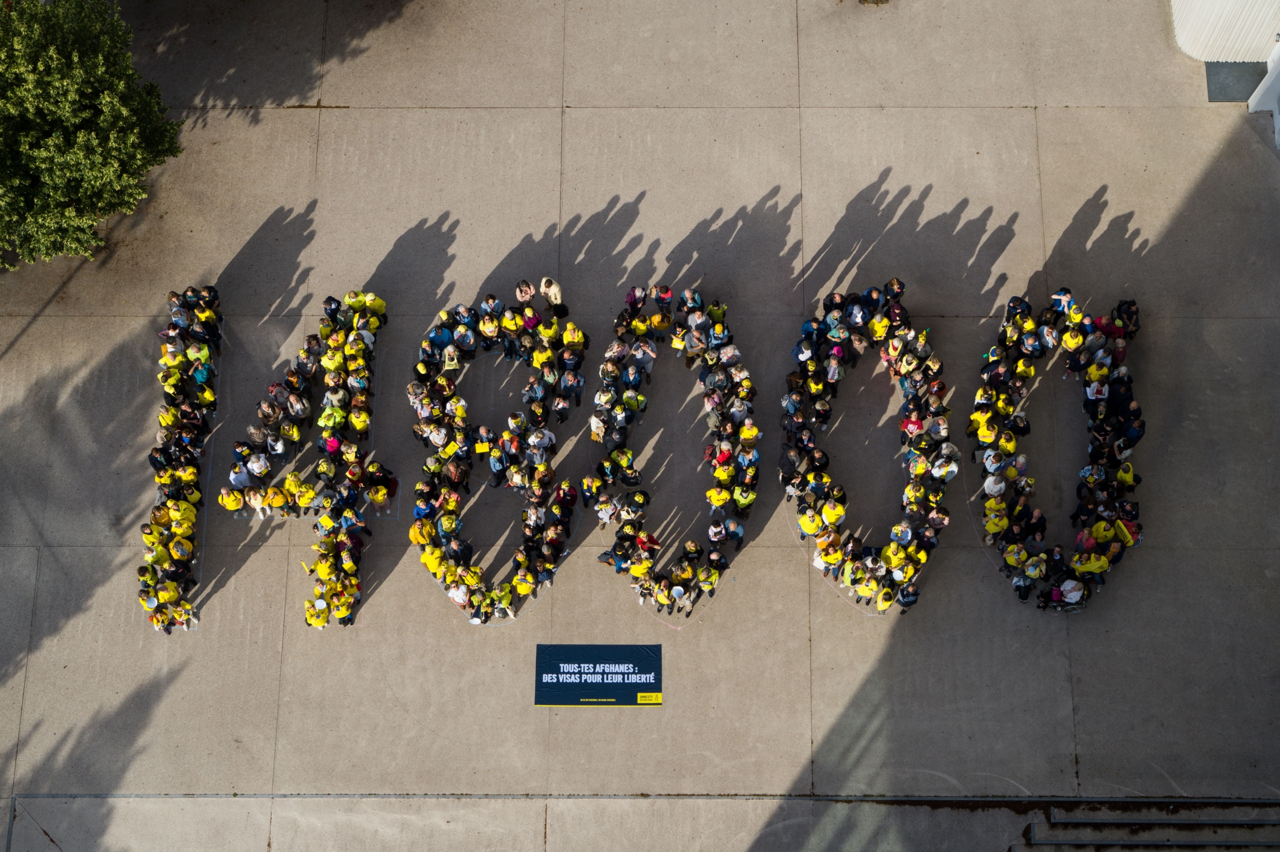 Notre action lors de l'Assemblée générale d'Amnesty Internationale France 2024 pour célébrer les 148 000 signatures en soutien aux femmes afghanes. 