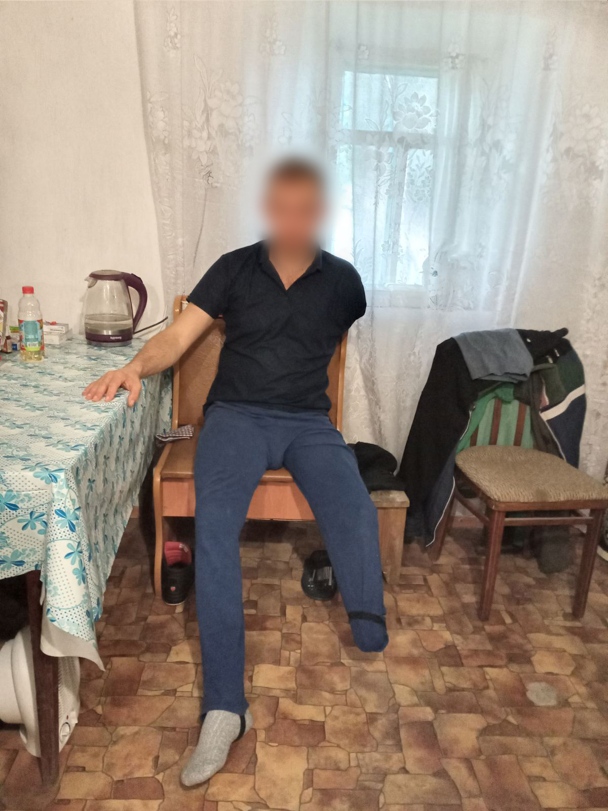 Olexandre, victime d'une mine antipersonnel laissée par les forces russes à Snihourivka, dans la région de Mykolaïv.