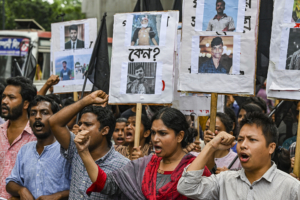 Des manifestants participent à une marche de protestation contre l'arrestation et l'assassinat massifs de manifestants lors des violences dans le cadre des manifestations contre les quotas, à Dacca, au Bangladesh, le 28 juillet 2024. Photo par Zabed Hasnain Chowdhury/NurPhoto via Getty Images