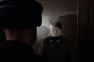 Oleg Orlov au tribunal après avoir été reconnu « coupable » dans l'affaire de « discrédit de l'armée russe », 27 février 2024. Moscou, Russie. © Photographe russe anonyme