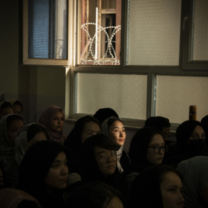 Kaboul, Afghanistan, 17 février 2024. Un institut privé dans l’ouest de Kaboul où les filles suivent le programme américain en anglais, mais ne peuvent obtenir aucun certificat officiel d’éducation afghan, ni aller à l’université en Afghanistan, fermée aux femmes. C’est un cas rare où l’école a réussi à obtenir l’approbation locale des talibans pour fermer les yeux sur ses activités avec des adolescentes. © Kiana Hayeri pour la Fondation Carmignac