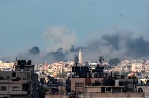 Rafah - 14 février 2024 : cette photo montre de la fumée s'élevant au-dessus de Khan Younis au loin après un bombardement israélien sur le sud de la bande de Gaza le 14 février 2024, dans le cadre du conflit actuel entre Israël et le groupe militant palestinien du Hamas.