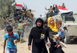 Des familles irakiennes près du village Al-Sejar, dans la province Anbar s'enfuyant de la ville de Fallujah, le 27 mai 2016, pendant une opération des forces progouvernementales pour reprendre la ville à l'État Islamique.