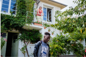 Malic et Bernadette dans leur jardin