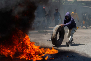 Des manifestants se dirigent vers la Villa d'Accueil pour réclamer davantage de sécurité au gouvernement, à Port-au-Prince, en Haïti, le 2 avril 2025.