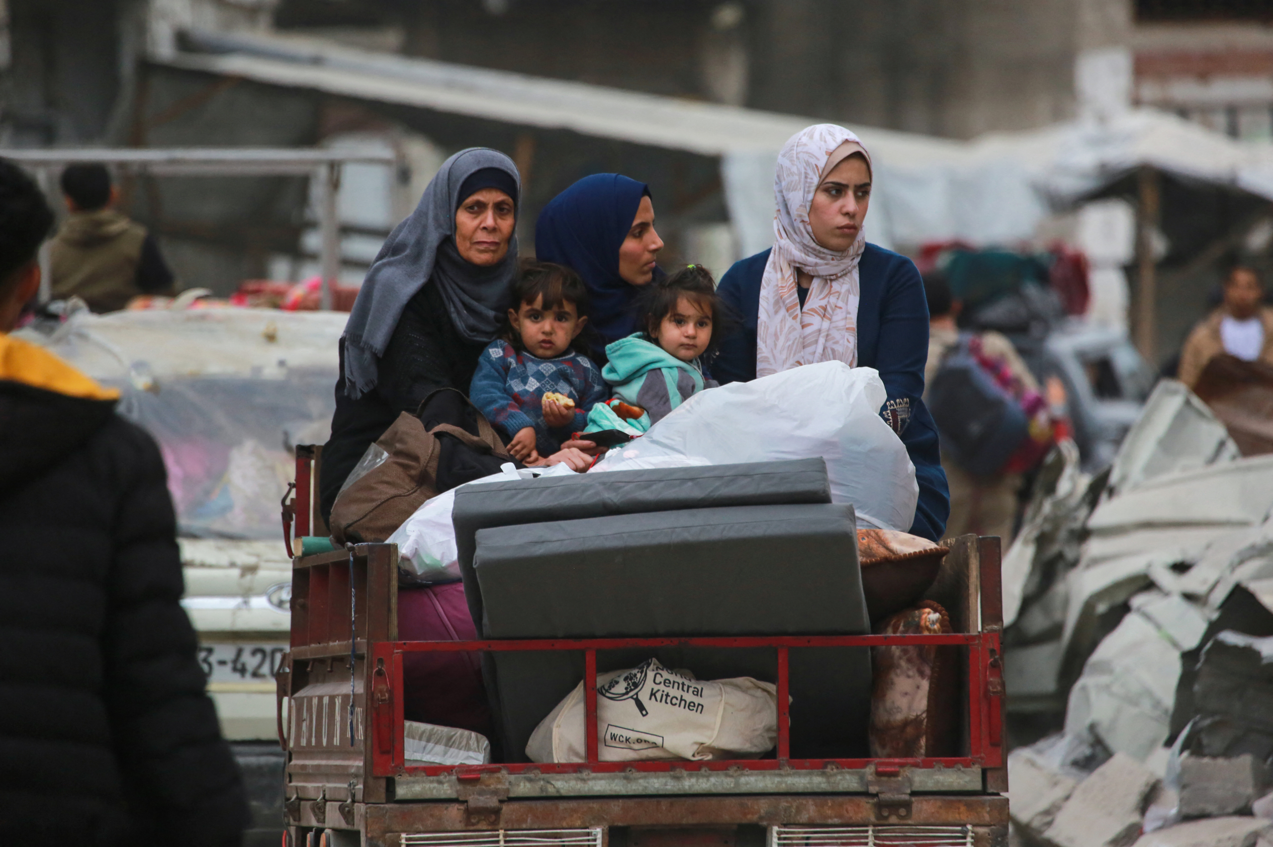 Des Palestiniens transportent leurs biens à leur arrivée dans la ville de Gaza pour fuir les quartiers est de la ville suite à l'ordre d'évacuation donné par Israël le 11 avril 2025. © Bashar Taleb / AFP