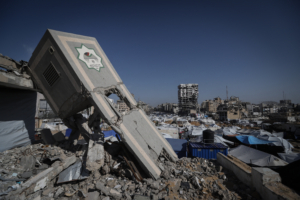 Des centaines de personnes déplacées survivent dans des tentes dans le centre de la ville de Gaza, le 17 avril 2025. © Khames Alrefi / Anadolu via AFP