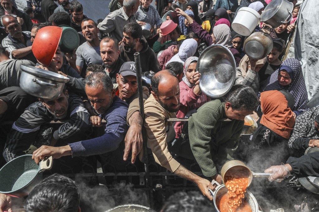 Une foule affamée se presse à un point de distribution d'aide alimentaire dans la ville de Beit Lahia, au nord de la bande de Gaza, le 16 avril 2025. © Mahmoud Issa / AFP