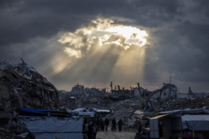 Les Palestiniens luttent pour survivre au quotidien parmi les décombres des bâtiments détruits par les attaques israéliennes, aggravées par des conditions météorologiques difficiles, le 23 février 2025, dans le camp de réfugiés de Jabalia, à Gaza.