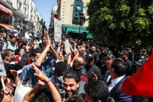 Intervention des forces de l'ordre  lors de la manifestation organisée à Tunis, le 1er mai 2025, contre le président tunisien Kais Saied et le recul des libertés et des droits humains dans le pays. Les manifestants  réclamaient également la libération de l'ancien juge Ahmed Souab et de plusieurs responsables de l'opposition. © Chedly Ben Ibrahim/NurPhoto via AFP