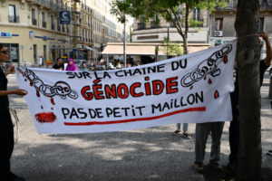 Des manifestants installent une banderole lors d’un rassemblement à Marseille, le 5 juin 2025, contre l’envoi de matériel militaire à destination d’Israël. Les dockers CGT du port de Marseille-Fos ont bloqué plusieurs conteneurs, refusant de participer à ce qu’ils qualifient de complicité dans les violences.
© Christophe SIMON / AFP