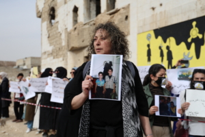 Des Syriens se rassemblent lors d’une cérémonie commémorative silencieuse en hommage aux victimes de l’attaque à l’arme chimique perpétrée par les forces du régime Assad déchu en 2018, à Douma, dans la Ghouta orientale de Damas, en Syrie, le 7 avril 2025. © Hamza Abbas / Anadolu /via AFP