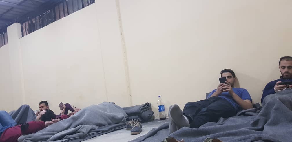 Damas, 22 avril. Les témoins de l’attaque chimique passent la nuit dans la prison d’Al-Khatib avant leur départ en avion pour Moscou.