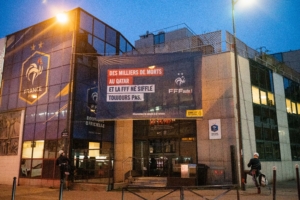 Photo prise le 15 décembre 2021, devant le siège de la Fédération Française de Football pour leur rappeler leurs responsabilités vis-à-vis des violations de droits humains des travailleurs migrants au Qatar, dans le cadre de la coupe du monde 2022. Crédit : Benjamin Girette