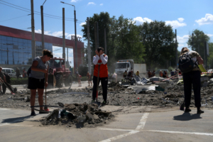 Des habitants enlèvent les débris d'un supermarché dans un centre commercial endommagé par une frappe de missile russe, alors que l'attaque de la Russie contre l'Ukraine se poursuit, à Kharkiv, en Ukraine, le 8 juin 2022.
