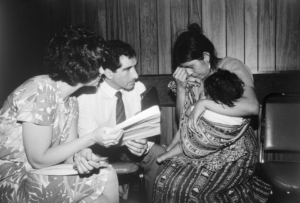 Nigel Rodley interrogeant une femme dont le mari a "disparu" au Guatemala - avril 1985