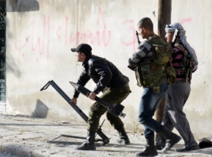 Des rebelles lancent une roquette à Alep, avril 2013.