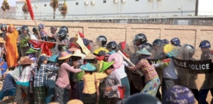 Villageois manifestant contre les mines