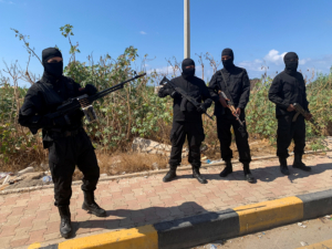 Les forces de sécurité montent la garde lors d'un déploiement de sécurité dans une rue de Tripoli