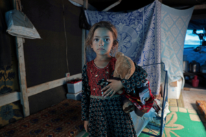 Rawan al-Aziz, une enfant déplacée syrienne de 6 ans, originaire de la campagne du sud d'Idlib, dans une tente du camp d'Atmeh.