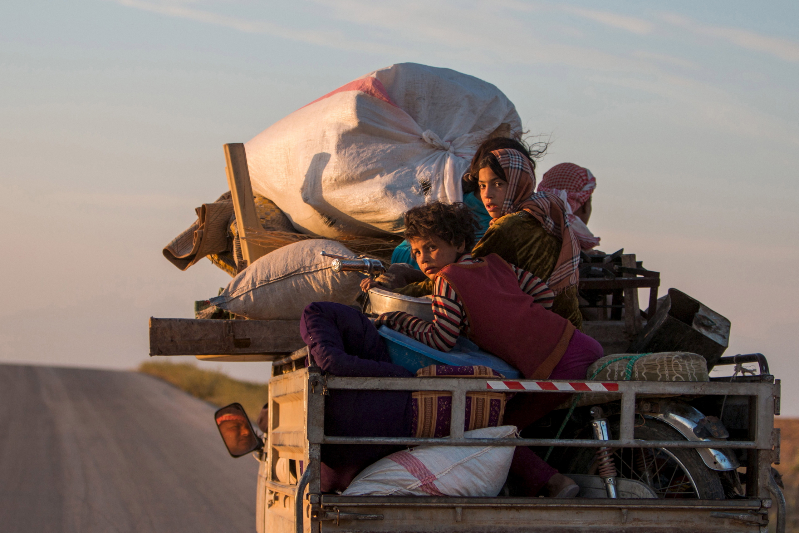 Syrie : des résidents rentrent dans leur village sur un camion pickup