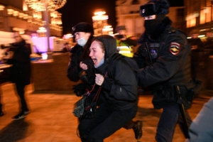 Deux policiers russes arrêtent une personne lors d'une manifestation contre l'invasion de l'Ukraine par la Russie, à Moscou le 24 février 2022 / © Alexandre NEMENOV via AFP