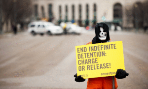 Un manifestant d'Amnesty International USA se tient près de la Maison Blanche pour exiger la fermeture du camp de détention américain Guantanamo Bay