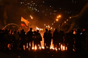 des manifestants sont rassemblés la nuit dans l'un des points de résistance de la ville de Cali, 2021