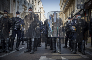 La police anti-émeute rench bloque une route lors d'une manifestation près de la place de la République, dans le cadre d'une journée de grèves dans toute la France appelée par sept syndicats français exigeant un nouveau règlement social après Covid-19 le 17 septembre 2020 à Paris,