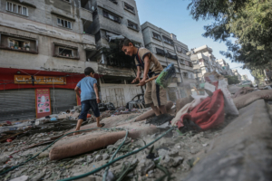 Palestinians inspect the remains of a destroyed residential building, after it was hit by Israeli airstrikes, amid the escalating flare-up of Israeli-Palestinian violence. According to the Palestinian authorities, a journalist working for Hamas-linked Al-Aqsa radio was killed when an Israeli strike hit his home north of Gaza City.Copyright 2021, dpa /Alle Rechte vorbehalten