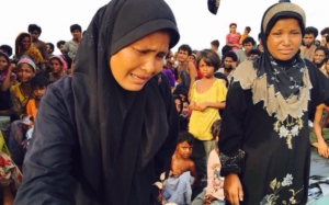 Un bateau surchargé avec 350 personnes, dont des enfants, en provenance 

du Myanmar ou du Bangladesh... errait entre les côtes de Thaïlande et  de Malaisie depuis plus de deux mois. Les passagers manquaient d'eau et  de nourriture.