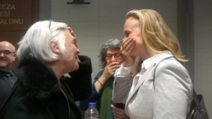 Idil Eser, directrice d'AI Turquie au tribunal en apprenant la nouvelle de la libération de son collègue