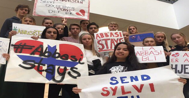 Manifestation de lycéens norvégiens pour leur camarage afghane Taibeh Abbasi © Private