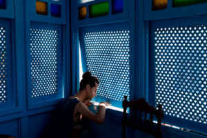 Sidi Bou Saïd Badr, vivant depuis mois dans le foyer, regarde par la fenêtre