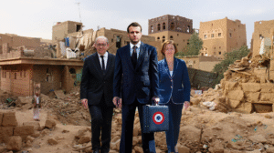 Maisons civiles détruites par des frappes aériennes de la coalition dirigée par l'Arabie saoudite dans la vieille ville de Saada, 2015 [de gauche à droite : Jean-Yves Le Drian, Emmanuel Macron, Florence Parly]
