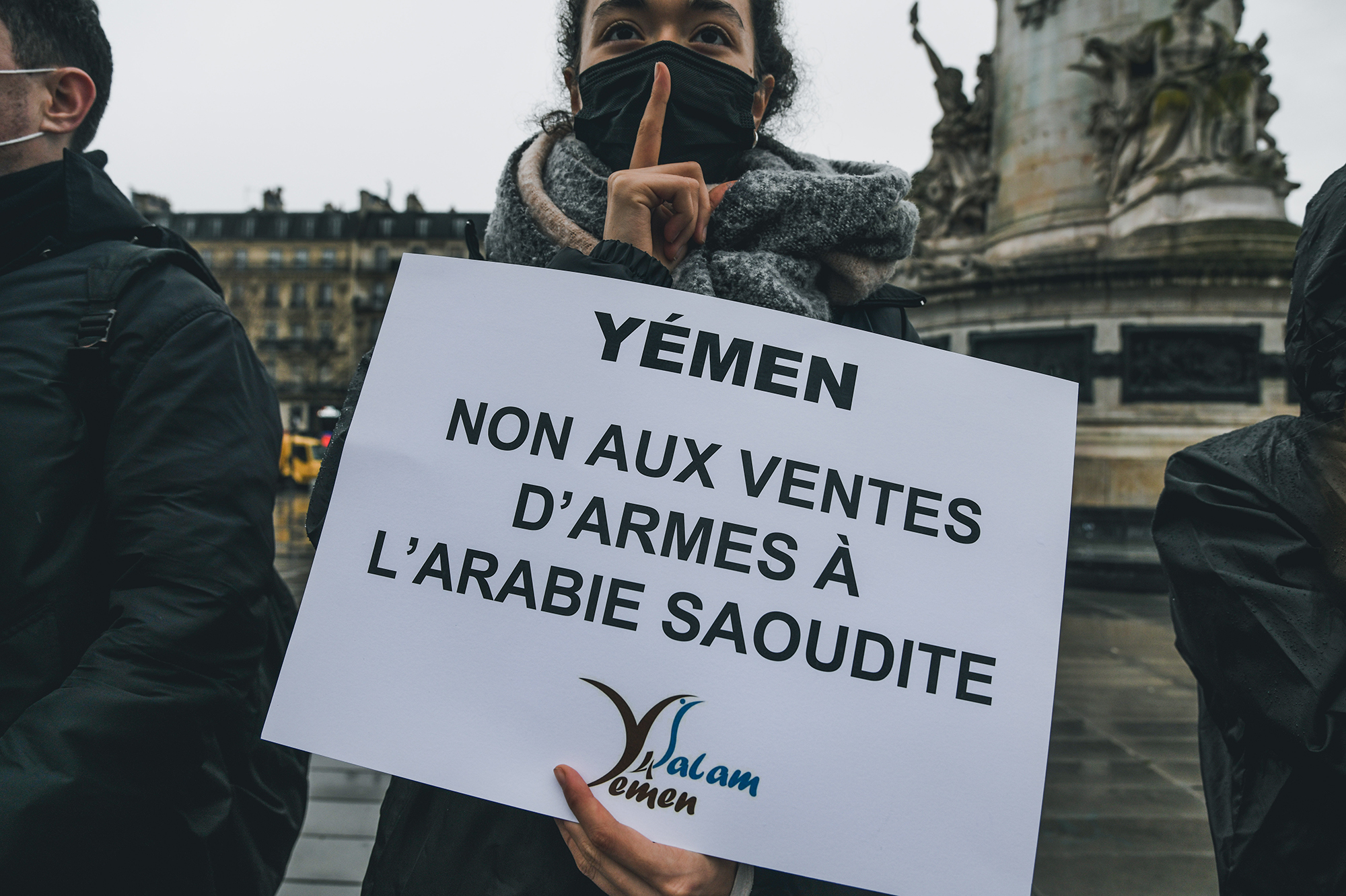 Mobilisation de nos militants sur la place de la République à Paris pour dénoncer les ventes d'armes illégales de la France 