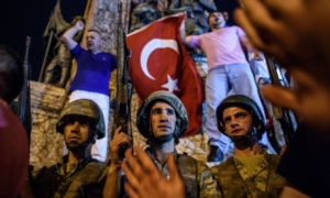 Soldats turcs sur la place Taksim le 16 juillet 2016