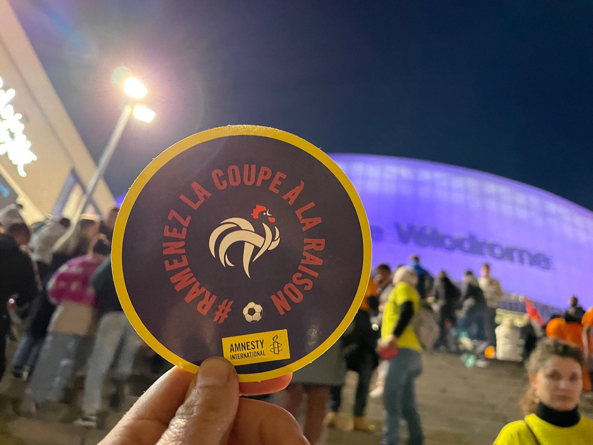 Action de tractage pour sensibiliser les supporters de l'équipe de France à la situation des travailleurs migrants au Qatar, Orange Vélodrome, à Marseille, mars 2022