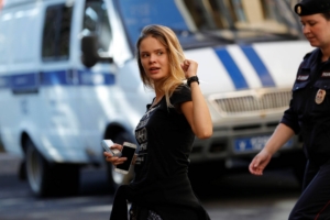 Veronika Nikulshina, membre des Pussy Riot escortée par une policière devant un tribunal à Moscou, Russie, le 31 juillet 2018 /  © Tatyana Makeyeva via Reuters