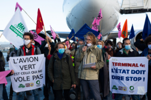 Action militante écologique contre la construction d'un quatrième terminal à l'aéroport Charles de Gaulle